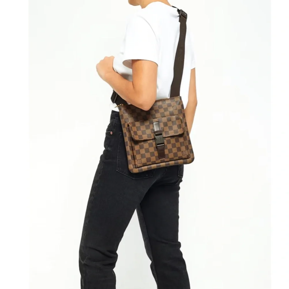 Louis Vuitton Damier Ebene Pochette Melville - Picture 3 of 6